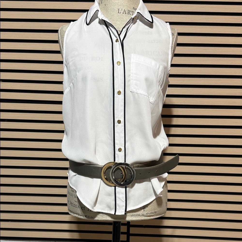 🛍️ Liz Claiborne White Sleeveless Blouse with Black Trim.